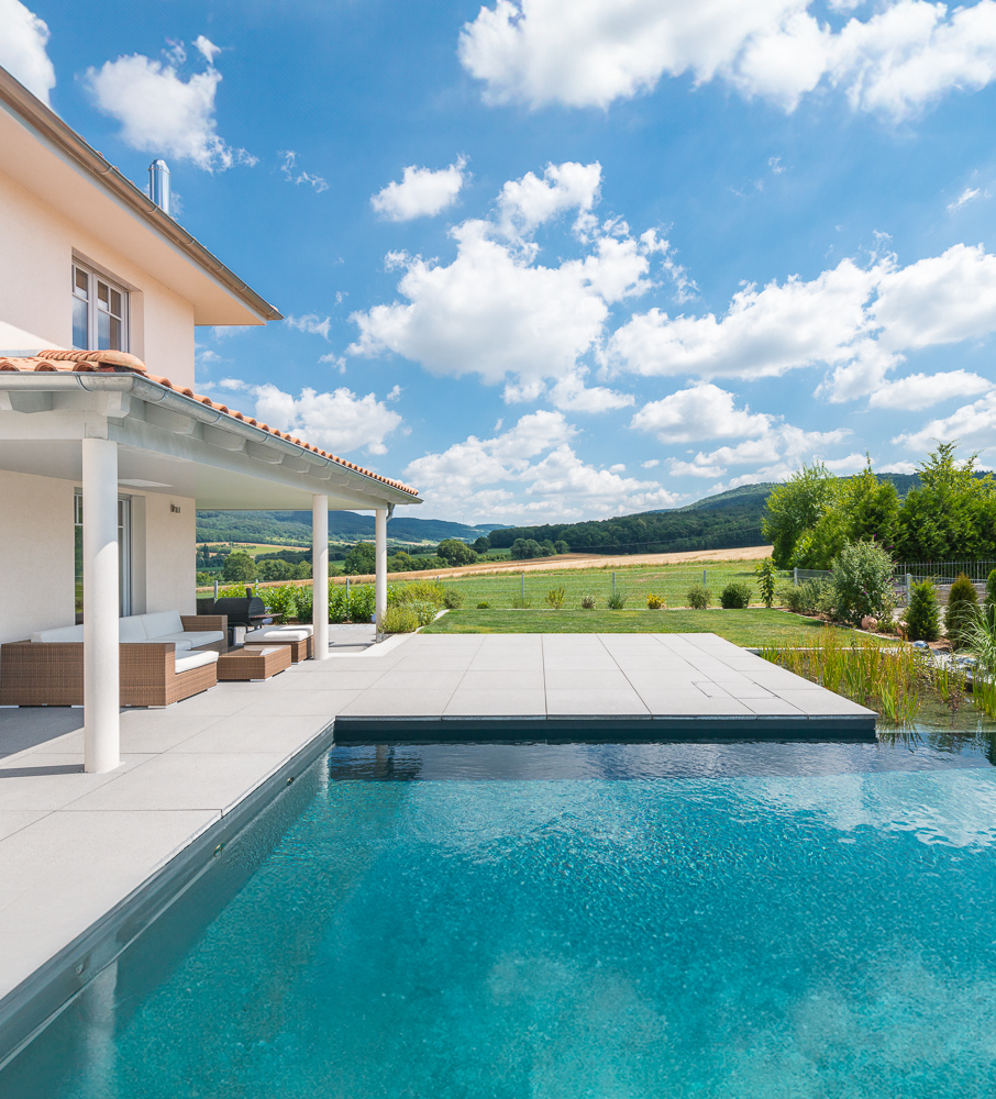Wohnhaus mit Pool und Pflasterarbeit, Produktbild für die Firma Godelmann GmbH & Co. KG